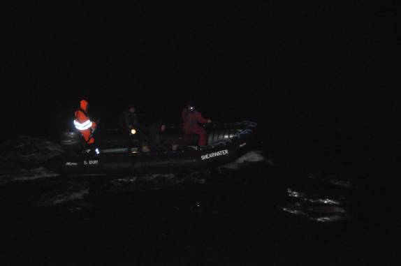 Marinheiros do Sea Spirit levam uma peça a outro navio na noite anterior à nossa chegada às Ilhas Malvinas